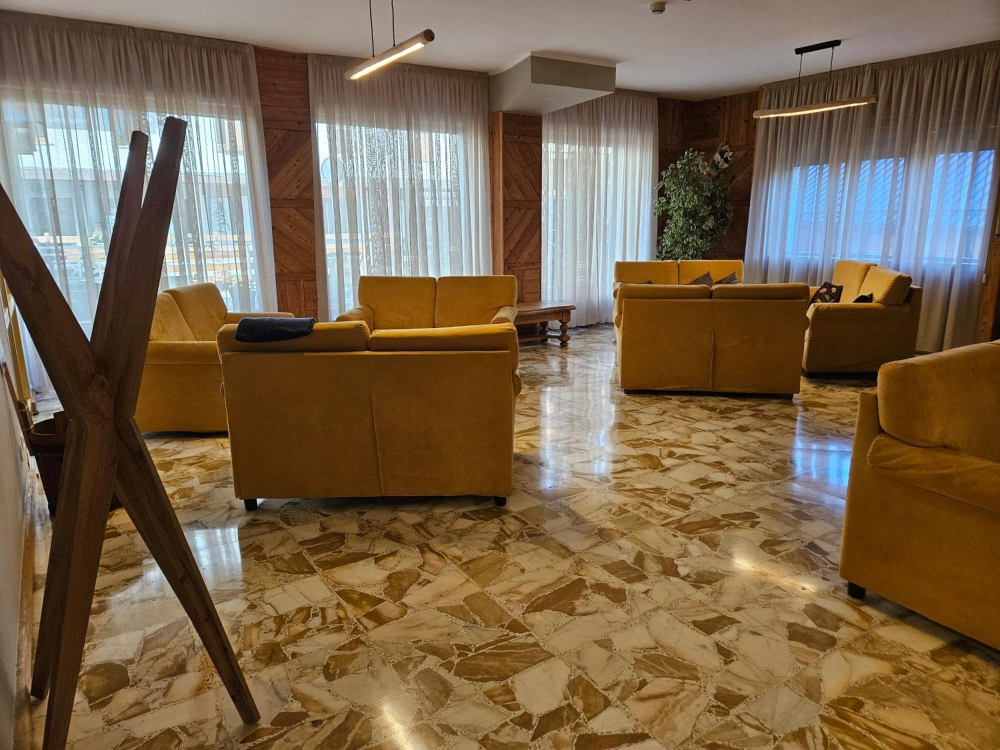 Hotel Holiday Debili Oulx Buitenkant foto