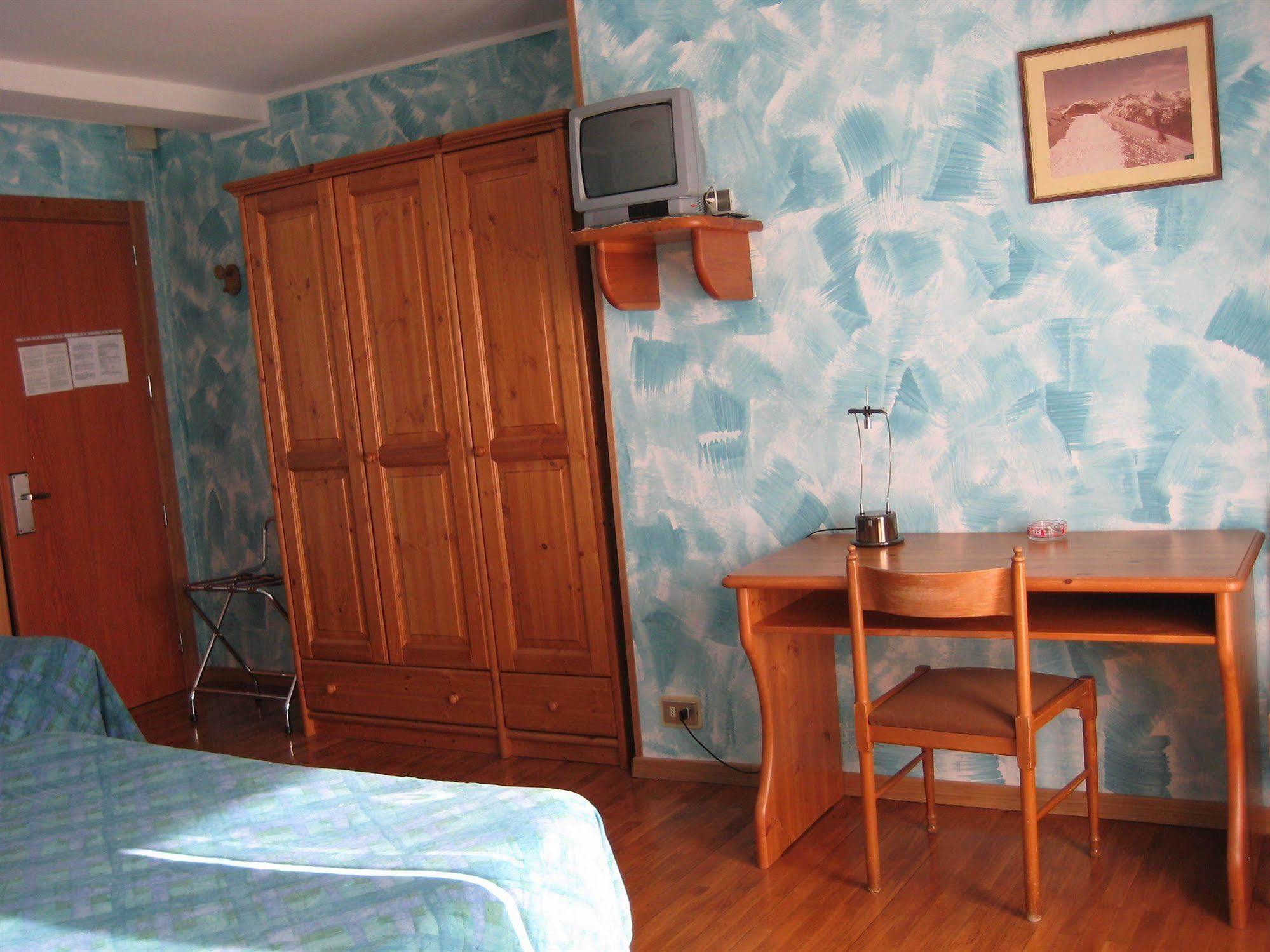 Hotel Holiday Debili Oulx Buitenkant foto