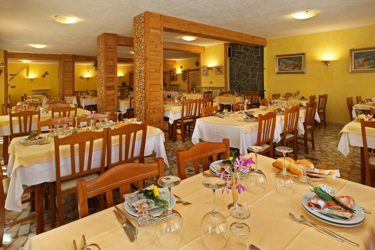 Hotel Holiday Debili Oulx Buitenkant foto